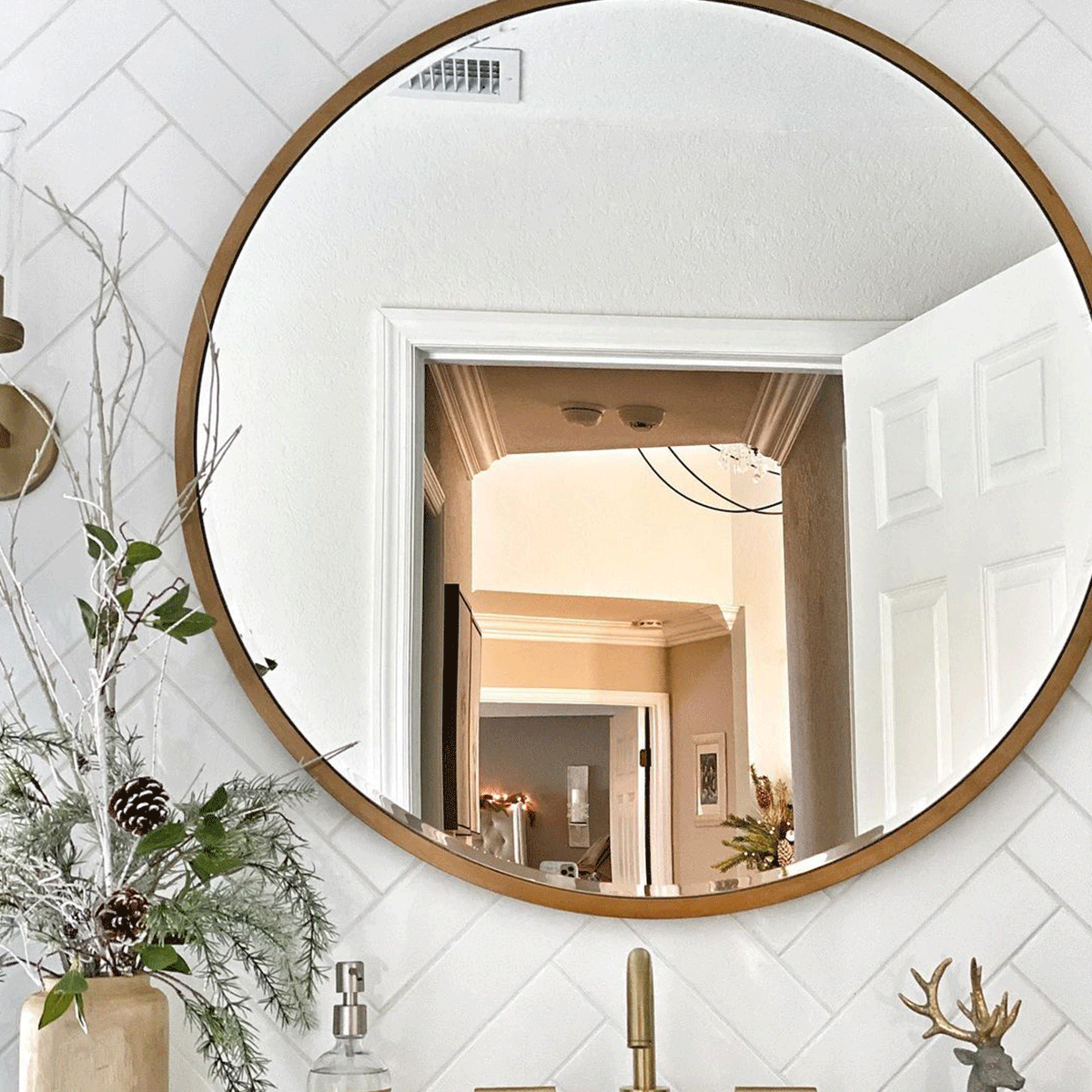 10 Bathrooms Decorated For Christmas To Give You Inspiration Simple And Sophisticated Courtesy @designsanddecors Instagram