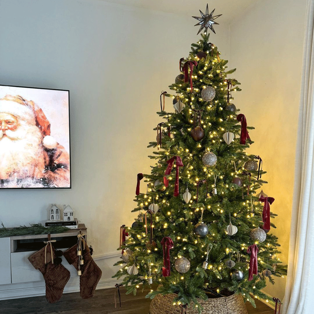 10 Christmas Tree Ribbon Ideas Velvet Bows Courtesy @paolaa.lifedecor Instagram