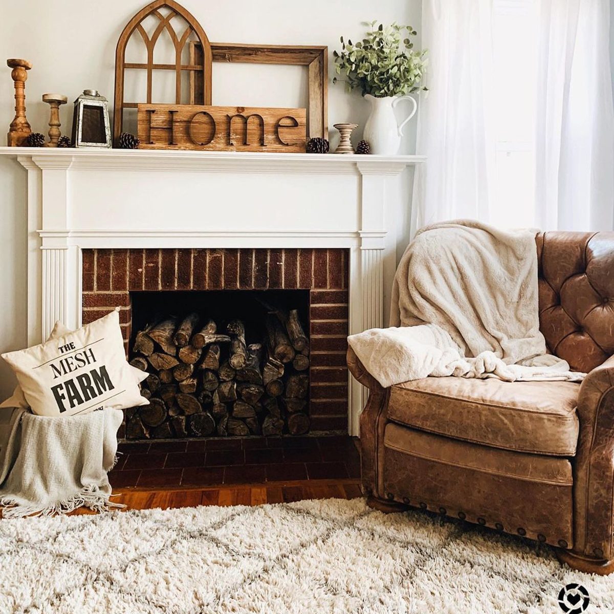 8 Fireplace Mantel Ideas Vintage Finds Courtesy @honeyrosehome Instagram 2
