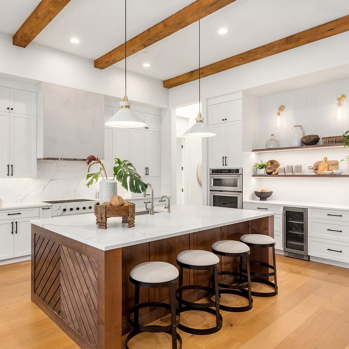 8 Kitchen Island Decor Ideas Gettyimages 1398693404