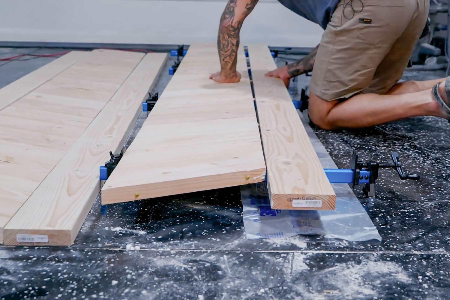 Joining wooden panels by glueing them