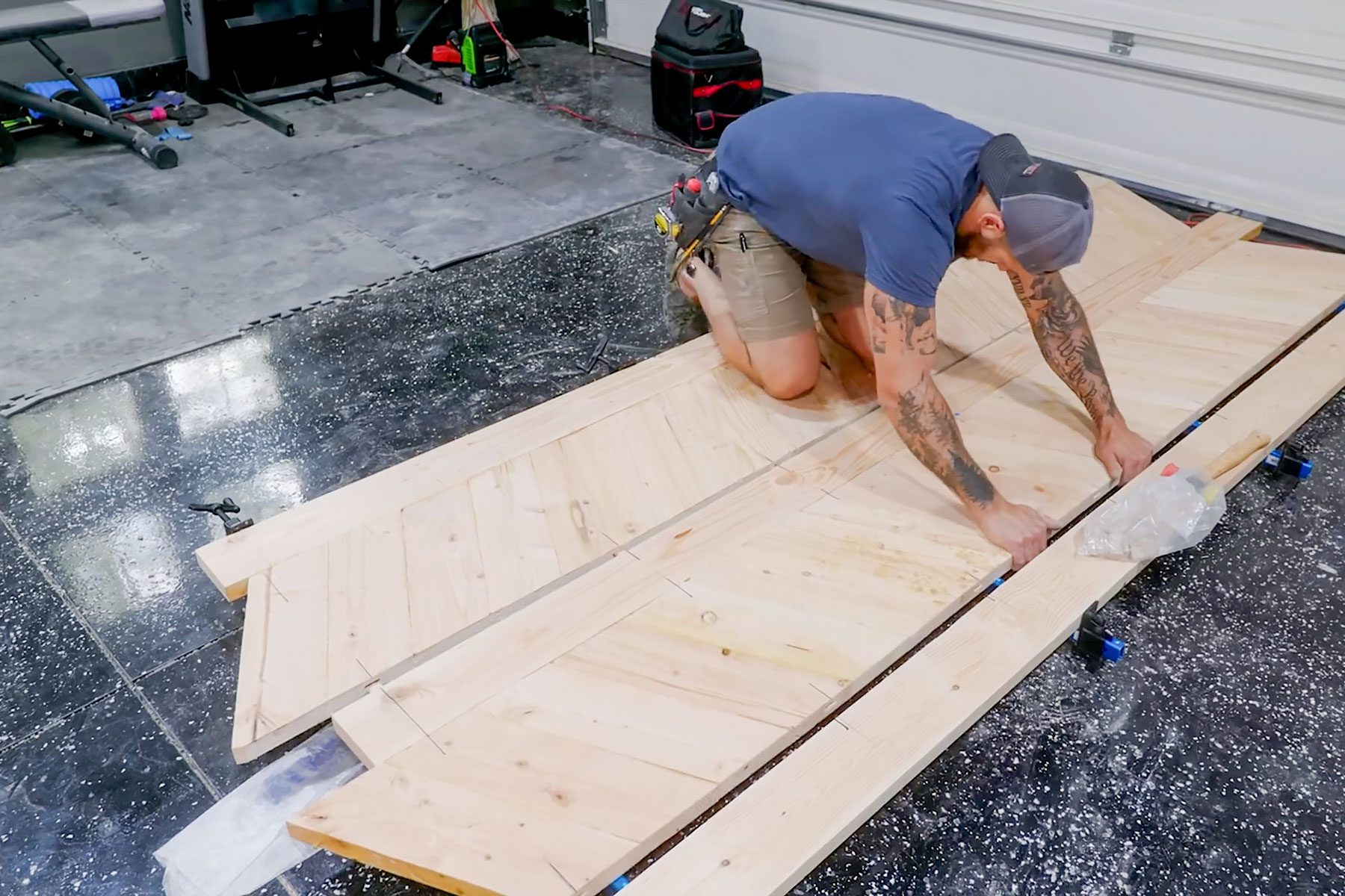 Joining wooden panels by glueing them