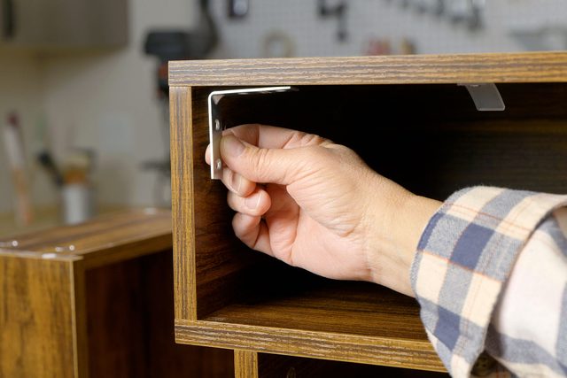 Tightening the screws on L bracket