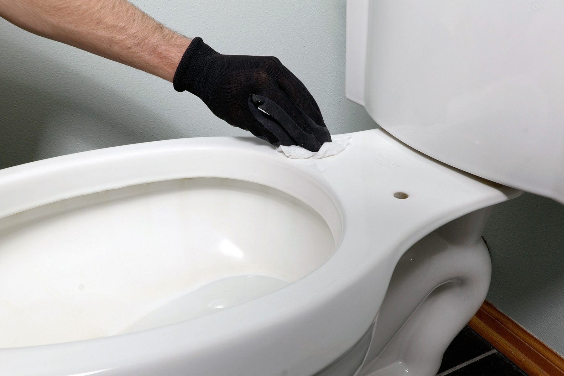 How To Replace A Toilet Seat Fhmvs23 Mf 12 04 Replacetoiletseat 2