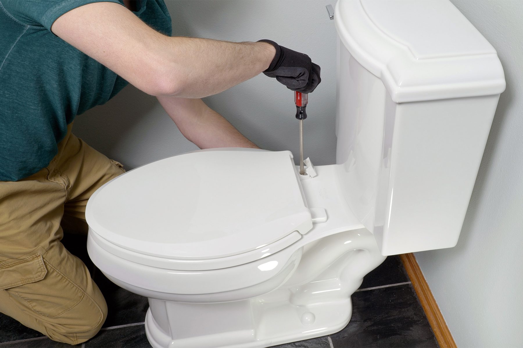 How To Replace A Toilet Seat Fhmvs23 Mf 12 04 Replacetoiletseat 4