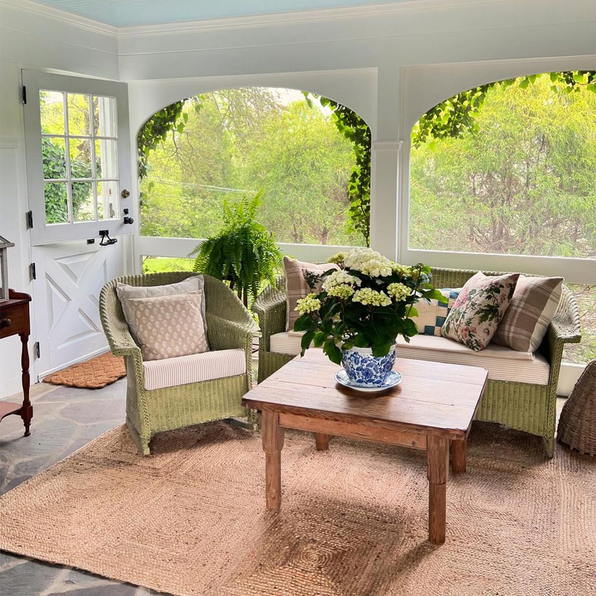 9 Cozy Screened In Porch Ideas Cottage Style Courtesy @stonecottage2250 Instagram