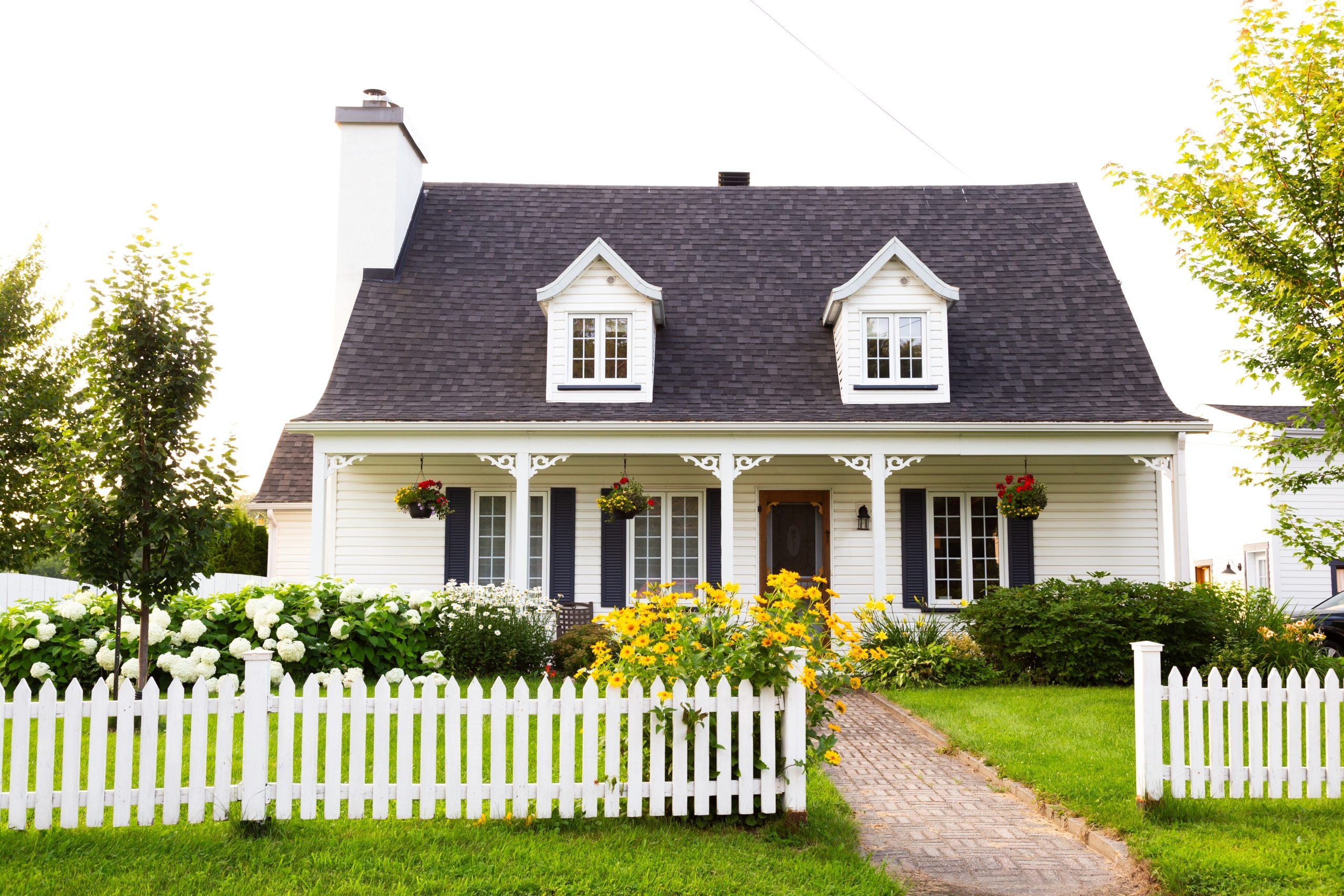 Pretty,petite,ancestral,neoclassical,white,clapboard,house,with,shingled,roof