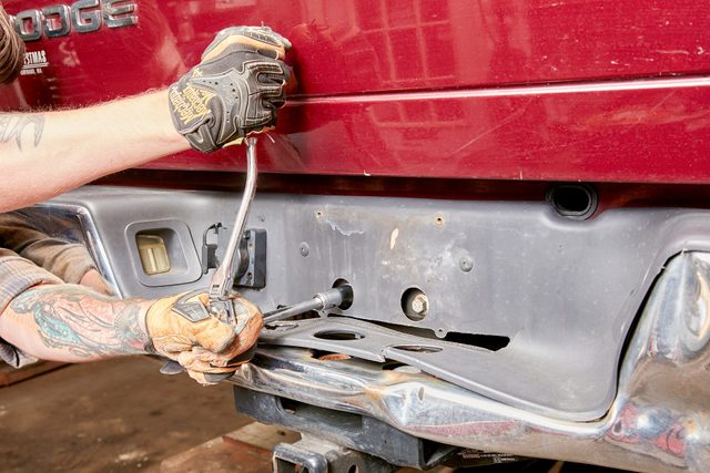 How To Replace The Bumper On A Pickup Truck Fh16sep 571 13 002