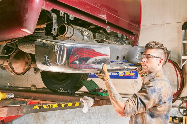 How To Replace The Bumper On A Pickup Truck Fh16sep 571 13 016