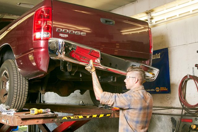 How To Replace The Bumper On A Pickup Truck Fh16sep 571 13 028