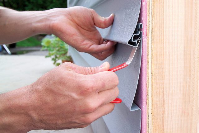 Using sliding unlocking tool