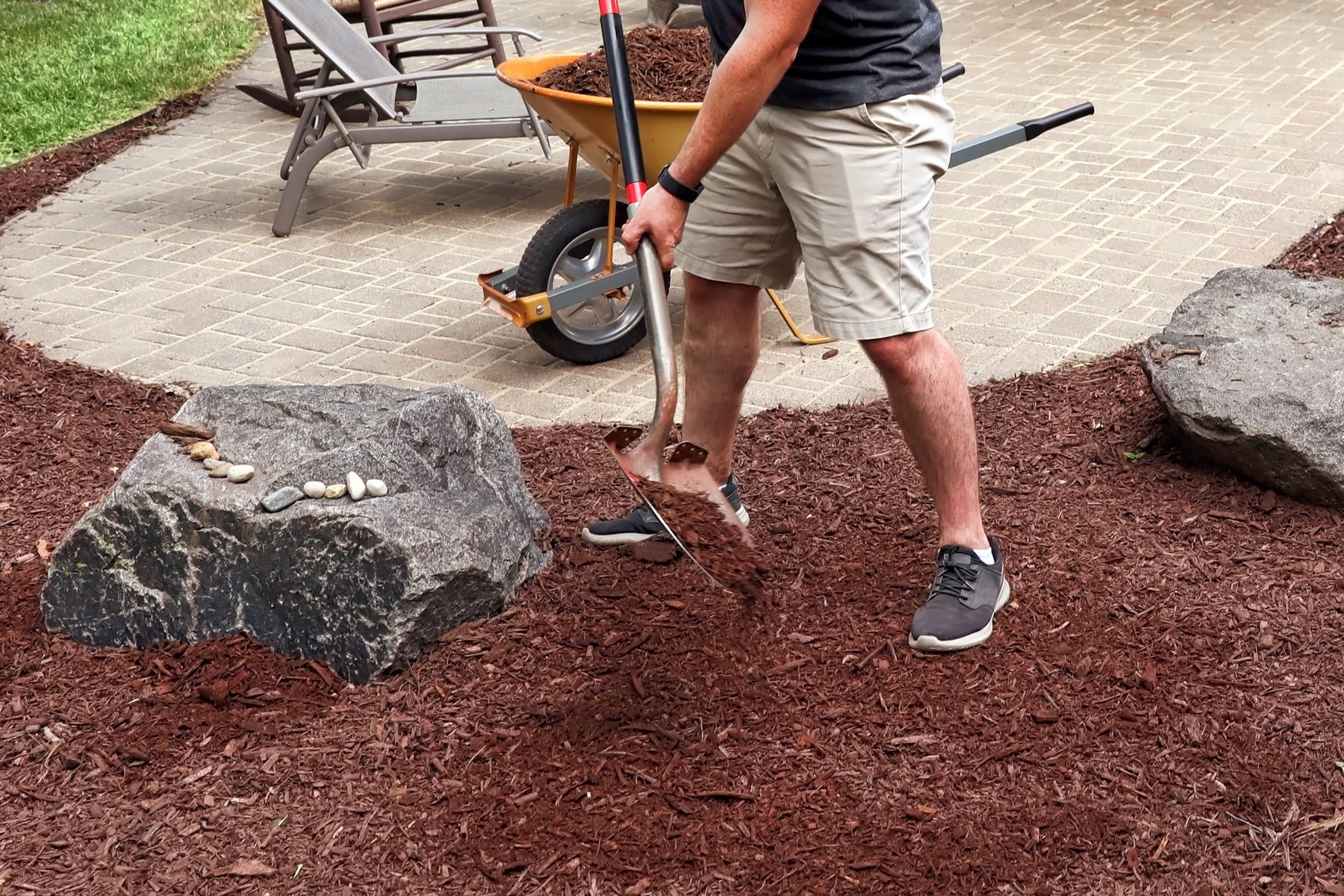 Refresh Your Garden Mulch Gettyimages 1412298947