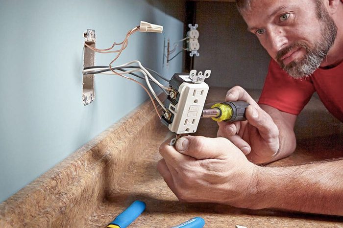 Wiring A Switch And Outlet The Safe And Easy Way