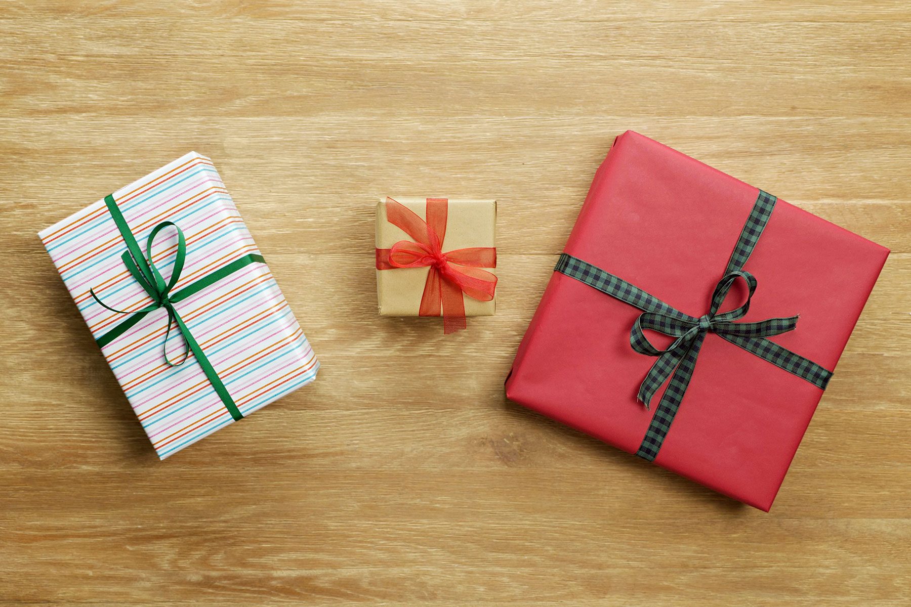 How To Wrap A Present Fhmvs24 Pk 09 13 Wrappingaboxpresent Lede3