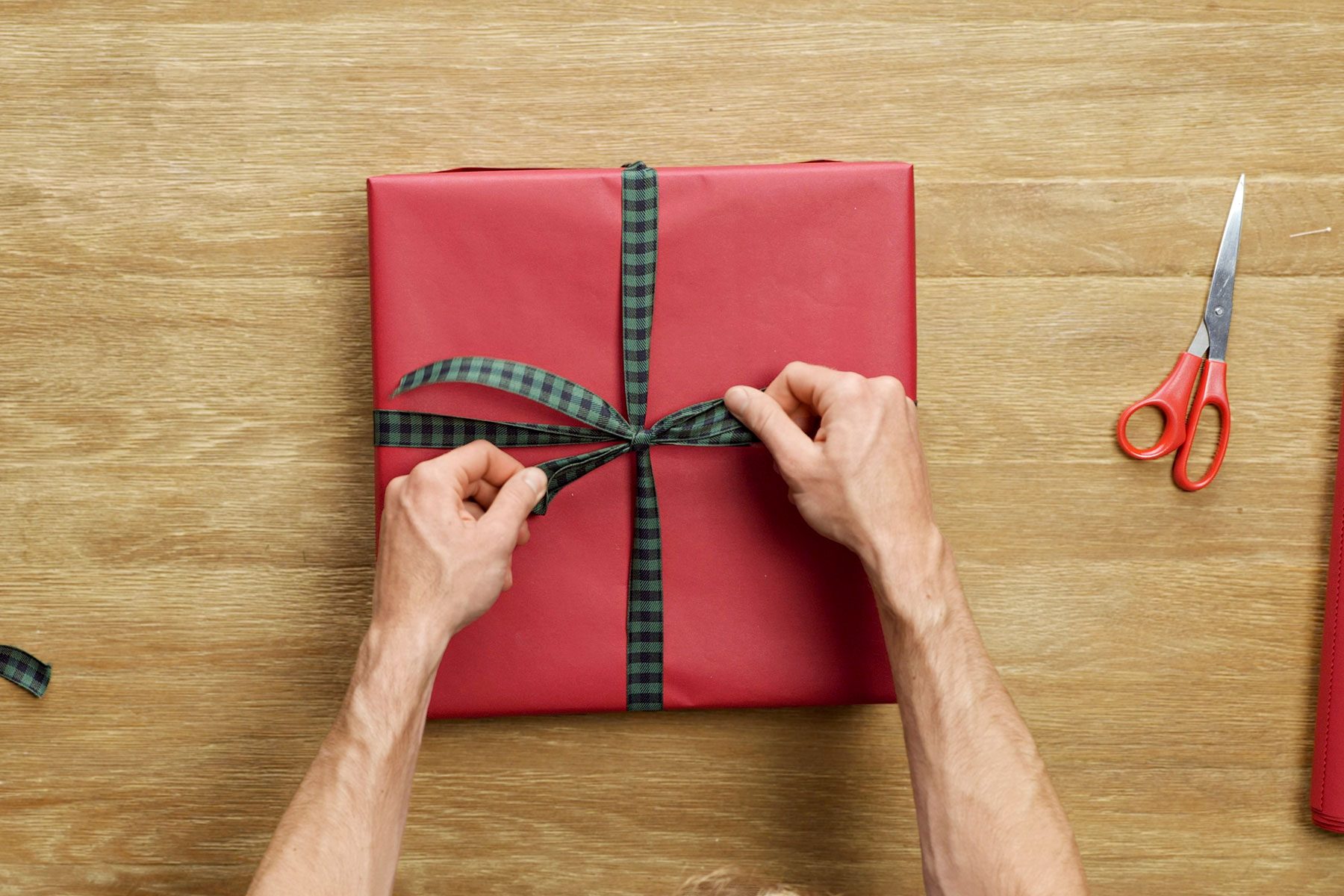 How To Wrap A Present Fhmvs24 Pk 09 13 Wrappingaboxpresent Step12