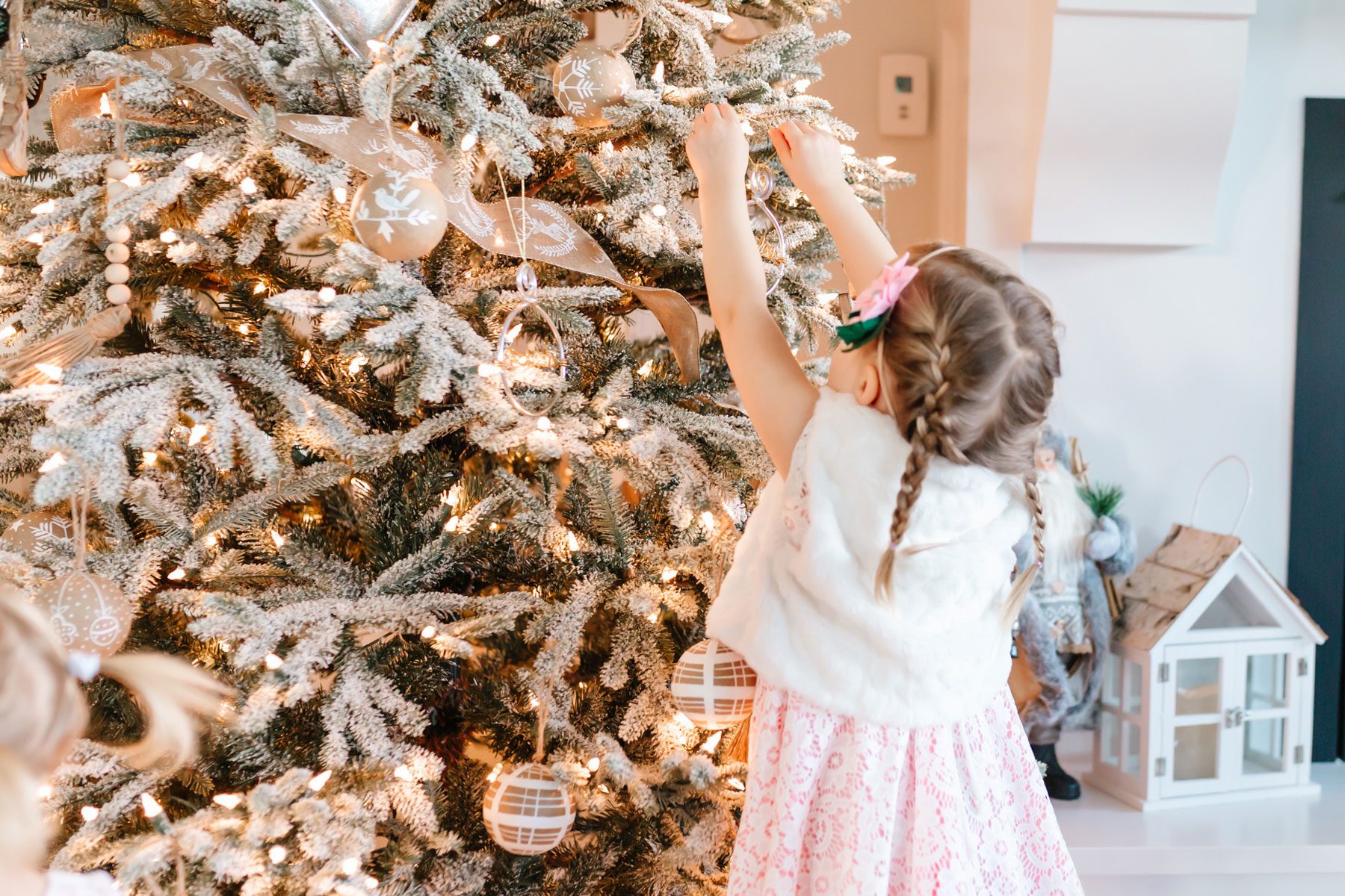 5 Christmas Decoration Ideas From The 1970s Gettyimages 1202269342