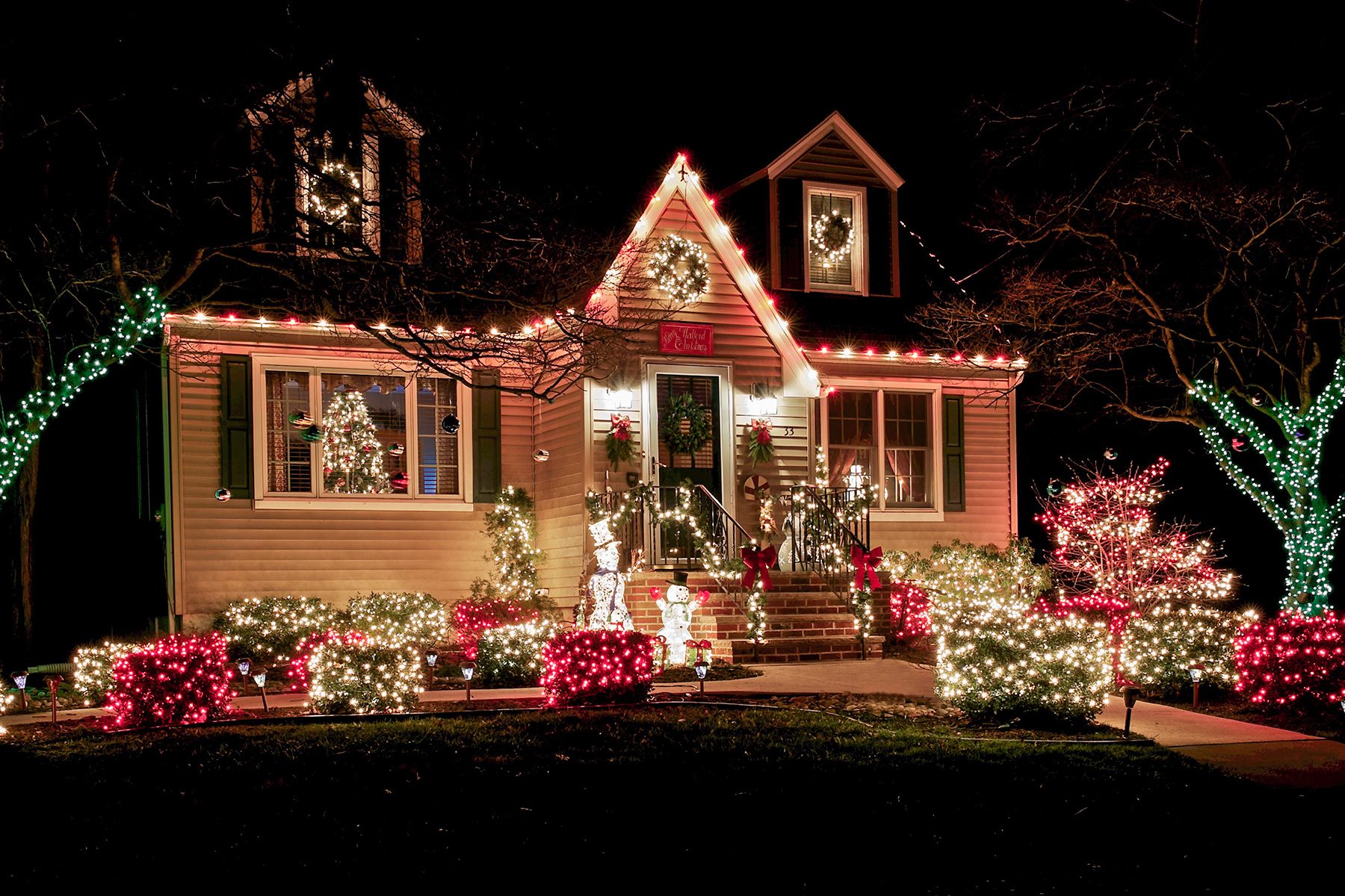 How Much Electricity Will My Holiday Decorations Use Cost Gettyimages 159248116