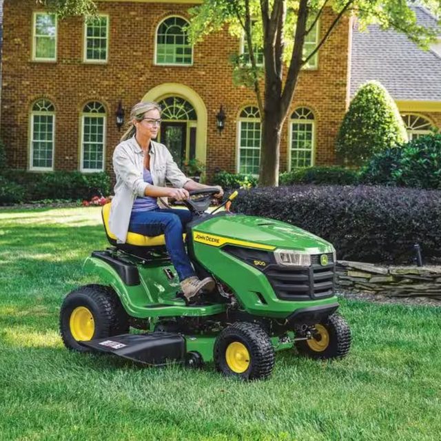 John Deere Gas Hydrostatic Riding Lawn Mower