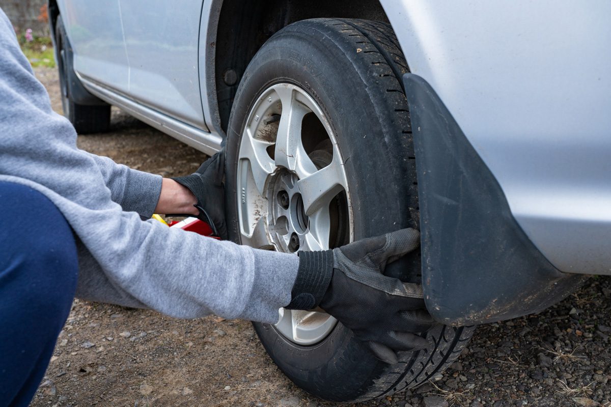 removing car tire